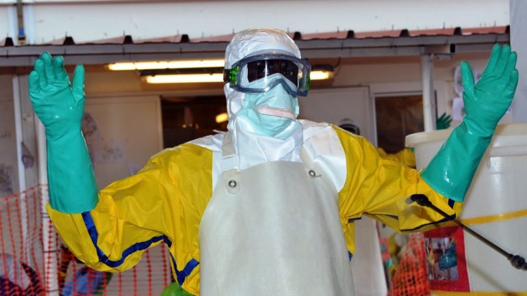 Profissional de saúde usando o equipamento de proteção para evitar a infeção com o vírus ébola