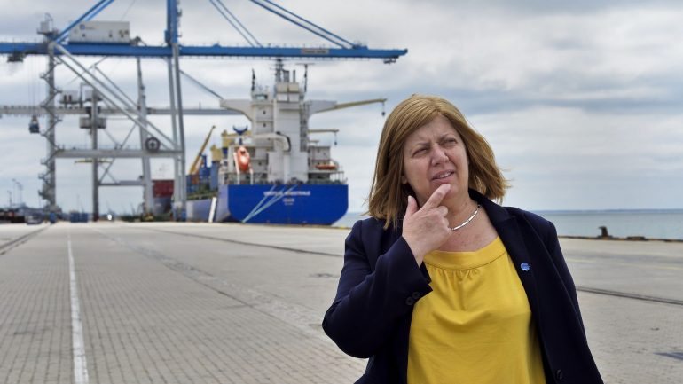 Ana Paula Vitorino, ministra do Mar, de visita ao Porto de Setúbal. Um dos contratos desta administração portuária permitiu uma renda de 38% em 2013
