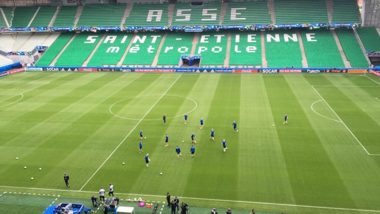 Olha eles lá em baixo, a arrancarem com o treino, no relvado (com bom aspeto) do Estádio Geoffroy-Guichard, em Saint-Étienne, onde amanhã Portugal joga com a Islândia (20h)