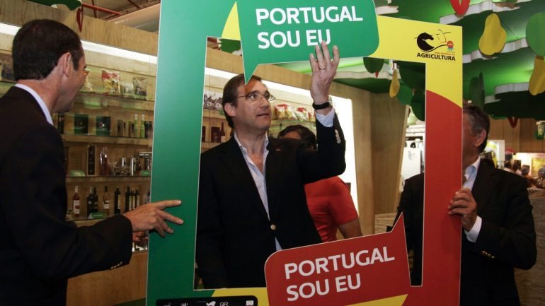 Segundo o PSD, esta visita enquadra-se &quot;nos contactos que Pedro Passos Coelho tem vindo a realizar em Portugal e que agora se estende às comunidades portuguesas fora do país&quot;