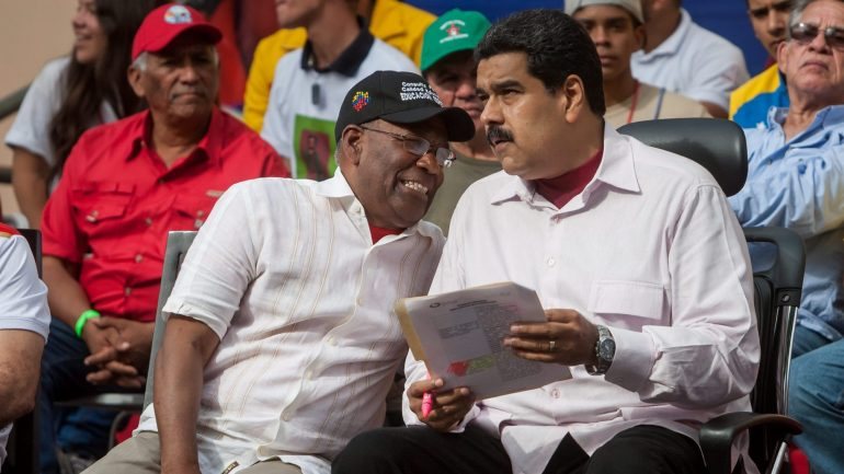 Nicolás Maduro quer que o julgamento à direção do parlamento seja transmitida na rádio e televisão pública
