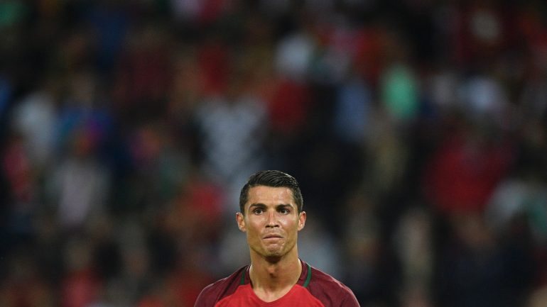 Cristiano Ronaldo igualou um recorde de Luís Figo no dia em que ultrapassou outro: chegou aos 128 jogos na seleção, mas falhou o quarto penálti a jogar por Portugal