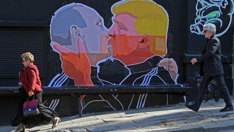 No mês passado, um mural pintado na Lituânia tornou-se viral nas redes sociais por retratar Putin e Trump a dar um beijo