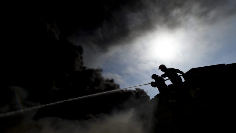 Só neste domingo, 609 bombeiros e 166 meios terrestres combateram 42 incêndios em Portugal