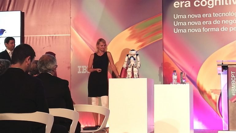 Michelle Unger, general manager da IBM Cognitive Solutions, na demonstração das capacidades do robô NAO