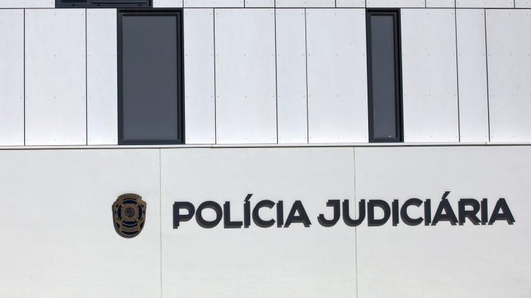 A Polícia Judiciária executou a operação. A investigação foi coordenada pelo Ministério Público de Sintra