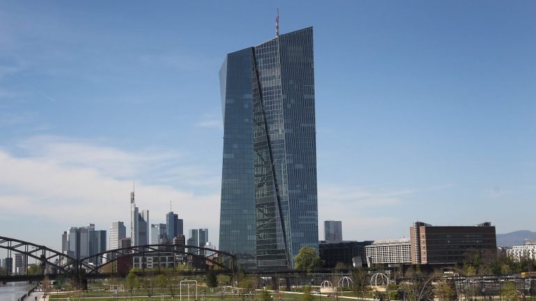 A sede do Banco Central Europeu situa-se em Frankfurt, na Alemanha, integrada no antigo mercado Großmarkthalle