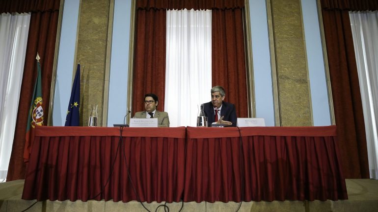 Ricardo Mourinho Félix, secretário de Estado do Tesouro, à direita do ministro das Finanças, Mário Centeno, não disse uma palavra durante toda a conferência de imprensa sobre a recapitalização da Caixa