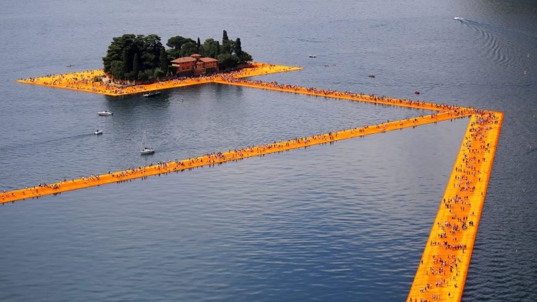 Mais de 200 mil cubos flutuantes de polietileno constituem a ponte montada pelo artista búlgaro Christo