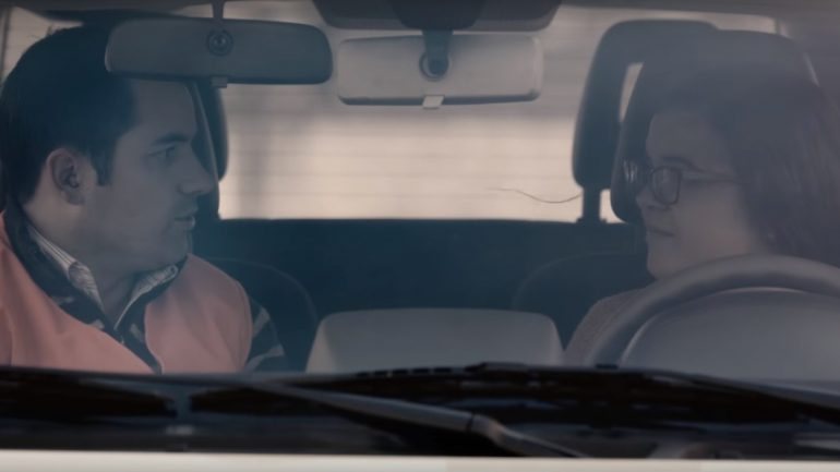 Os vídeos mostram jovens na primeira aula de condução a ouvirem testemunhos de sobreviventes de acidentes rodoviários