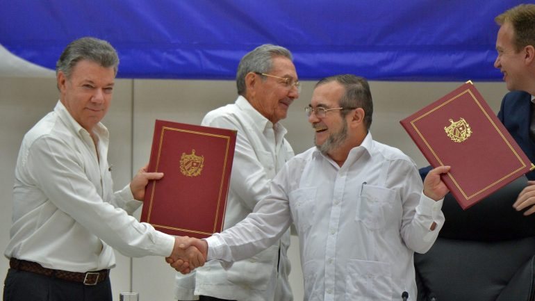 Fez-se história em Cuba, com a assinatura do documento pelo presidente colombiano e o líder das FARC