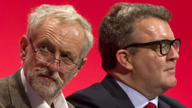 O líder trabalhista, Jeremy Corbyn (à esquerda), vai reunir-se com o vice-líder do partido, Tom Watson (à direita)