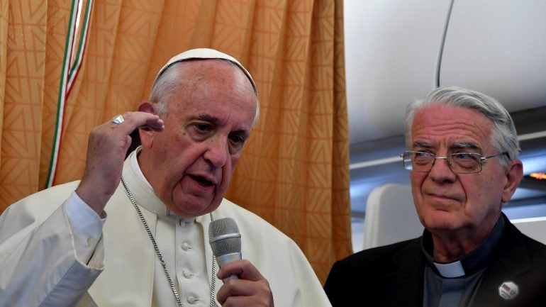 O papa Francisco falou aos jornalistas no avião de regresso a Roma após a viagem apostólica à Arménia