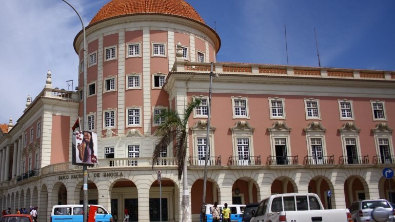 A Caixa Geral de Depósitos controla 51% do capital social do Banco Caixa Geral de Angola
