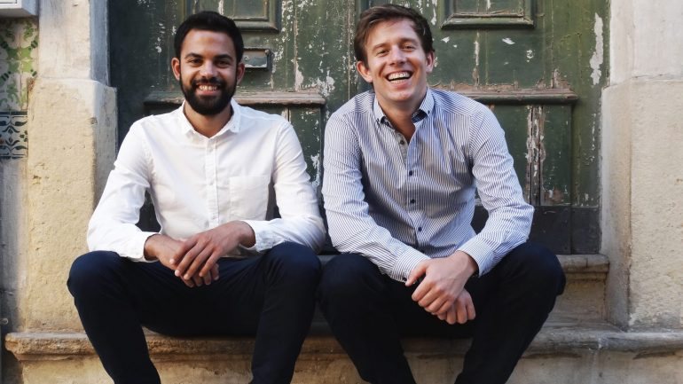 Stefan Schneider (à esquerda) e Florian Hübner (à direita) vieram para Portugal há dois anos e lançaram a Startup Creator no ano seguinte