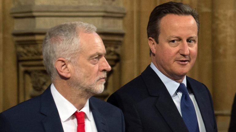 Jeremy Corbyn, líder do Partido Trabalhista (esquerda) e o primeiro-ministro, David Cameron (direita)