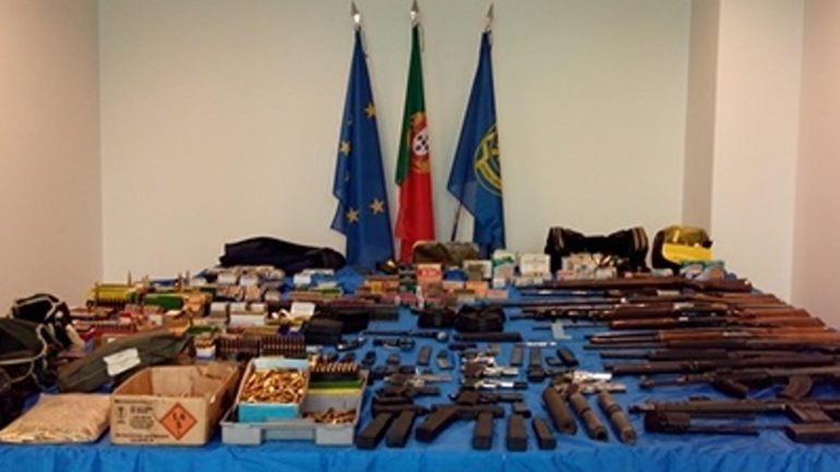 Dezenas de armas e milhares de munições que eram vendidas. Muitas para serem usadas em crimes