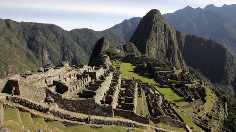 Machu Picchu é uma antiga cidade inca, localizada nos Andes