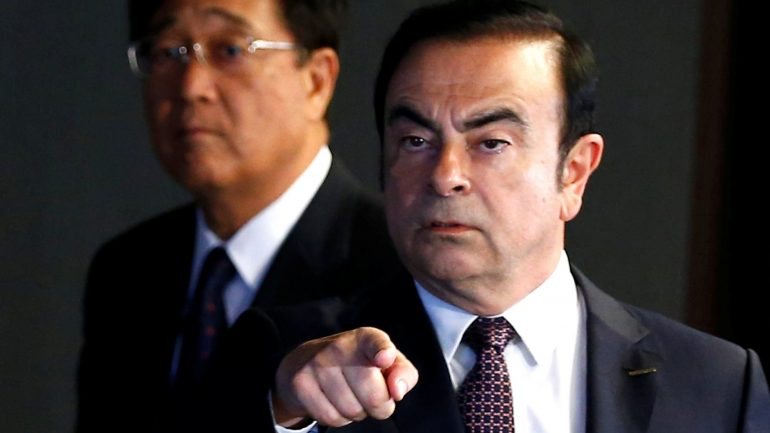 Em primeiro plano Carlos Ghosn, que lidera a Aliança Renault-Nissan, e o presidente da Mitsubishi Motors, Osamu Masuko