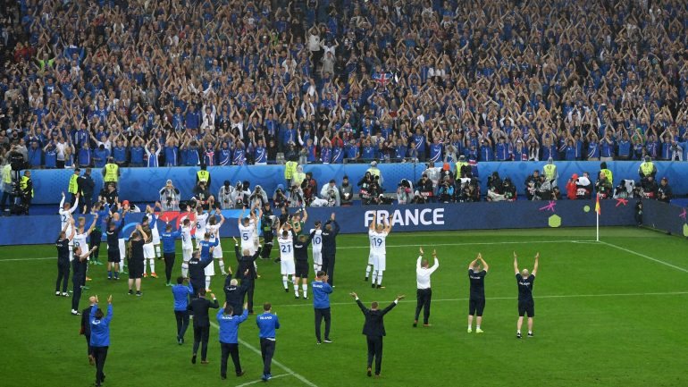No final do jogo, jogadores e equipa técnica celebraram com os cerca de 30 mil adeptos no estádio