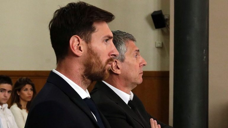 Lionel Messi e o pai, Jorge, foram condenados por um tribunal de Barcelona