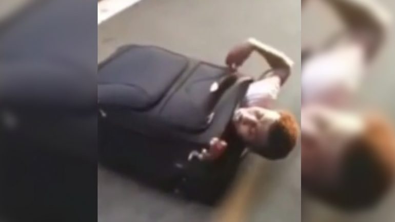 O vídeo foi publicado online e mostra uma mala, no chão de uma estação de comboios, e um homem a tentar abri-la gradualmente