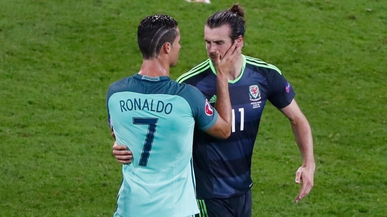 Os jogadores, colegas no Real Madrid, conversaram no fim do jogo da meia-final entre Portugal e País de Gales