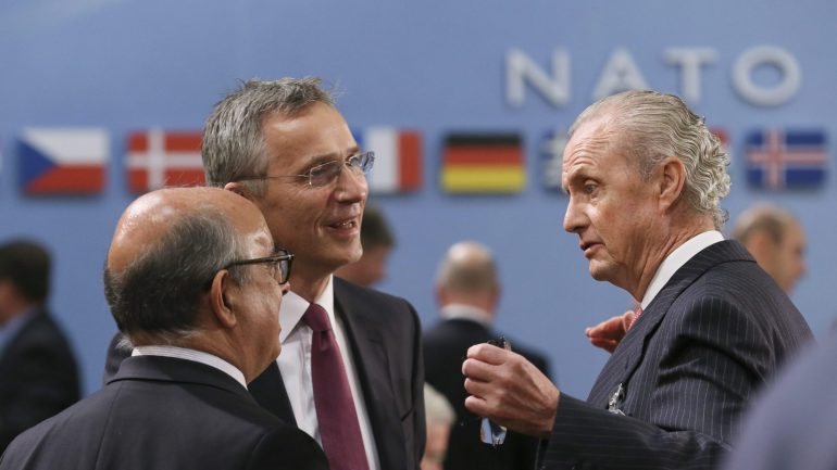Jose Alberto Azeredo Lopes, Jens Stoltenberg e Pedro Morenes durante a reunião de ministros da Defesa da NATO