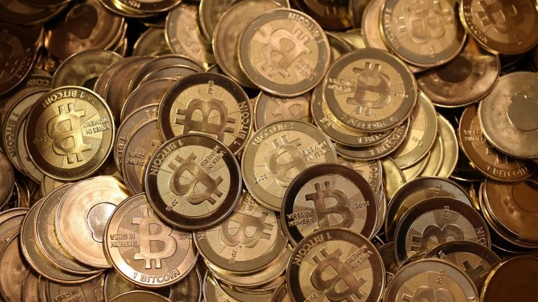 A bitcoin é uma moeda digital criada em 2008