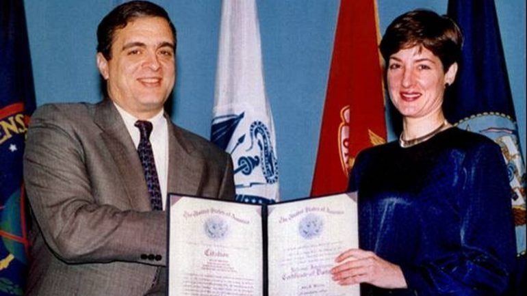 Ana Montes a receber um prémio entregue por George Tenet, diretor da CIA