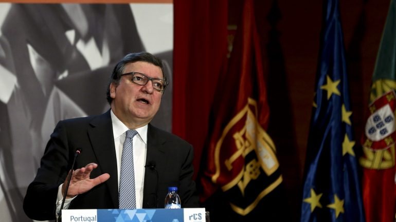 A crítica mais recente veio do secretário de Estado dos Assuntos Europeus francês, Harlem Désir, que criticou duramente no Parlamento francês a ida de Durão Barroso para o Goldman Sachs