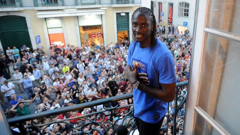 Eder foi à varanda da loja da Nike, no Chiado, onde falou para a multidão