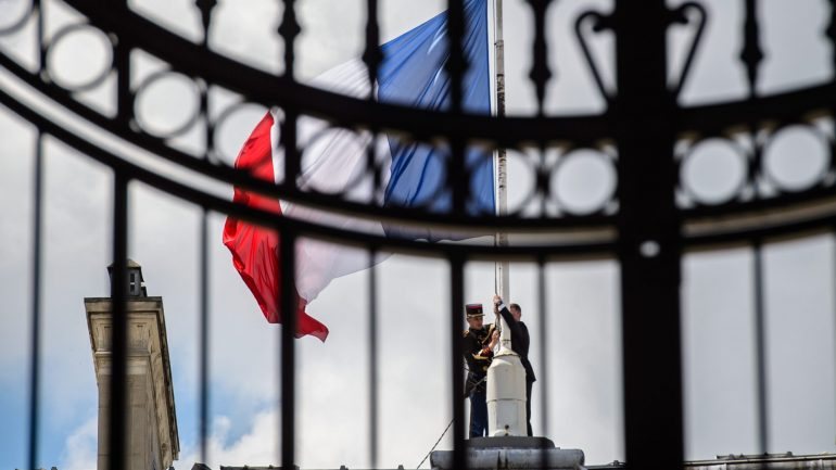 A bandeira francesa está a meia haste no Palácio do Eliseu, devido ao ataque que aconteceu em Nice.