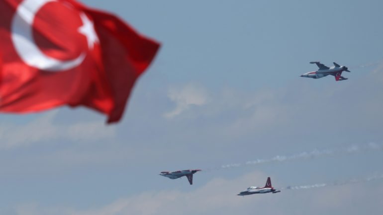 Aviões militares turcos durante uma parada militar