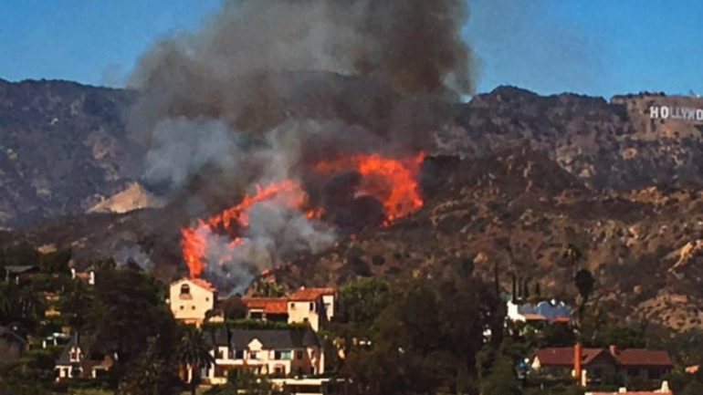O incêndio numa das colinas de Los Angeles, perto do famoso sinal