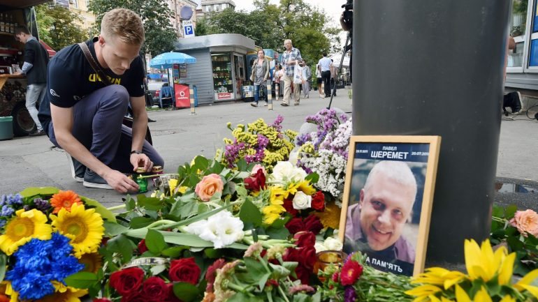 Em Kiev, várias pessoas prestaram homenagem a Pavel Sheremet.