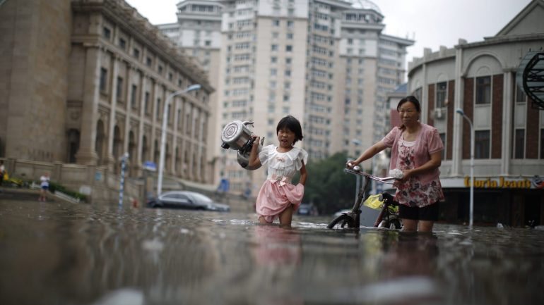 Em Henan, cerca de 100 mil pessoas da cidade de Anyang tiveram de ser realojadas temporariamente após três barragens terem excedido o nível máximo de água