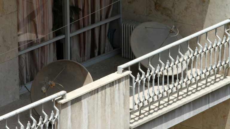 Antenas parabólicas numa varanda de Teerão, numa fotografia feita no dia em que cem mil foram destruídas