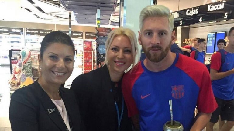 Linonel Messi com duas fãs no aeroporto