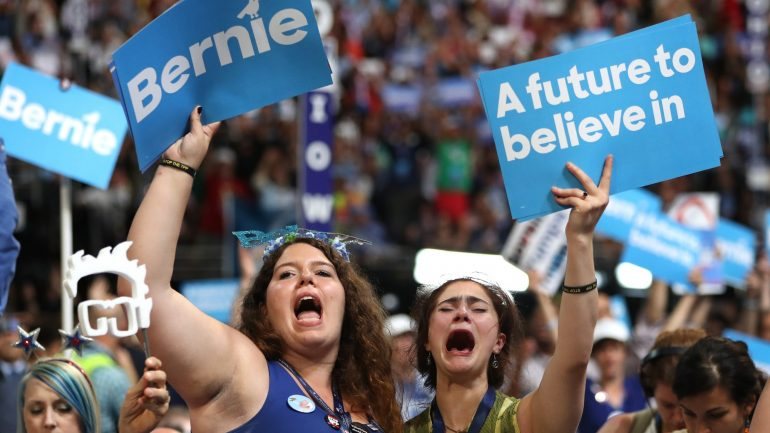 Muitos dos delegados de Bernie Sanders, grande parte deles jovens, seguiram o seu discurso em lágrimas