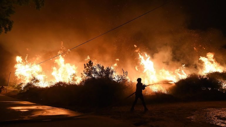 O incêndio ocorreu em Vila Nova de Famalicão, distrito de Braga, na madrugada de terça-feira