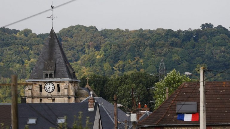O padre Hamel foi degolado enquanto celebrava a missa, na passada terça-feira, em Saint-Etienne-du-Rouvray, em França
