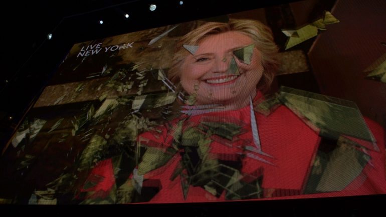 No final, Hillary Clinton apareceu num vídeo em que aparecia quebrar uma barreira: uma metáfora para o facto de ser a primeira mulher a ser nomeada por um dos dois maiores partidos dos EUA