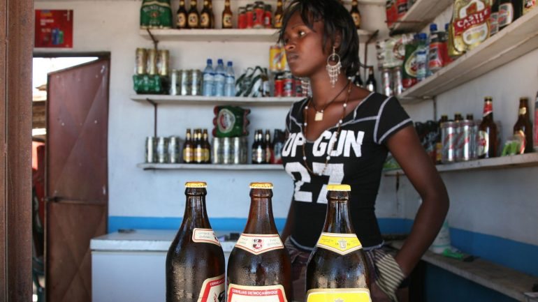 &quot;Queremos evitar a subida do preço da cerveja&quot;, diz o diretor-geral da Cervejas de Moçambique
