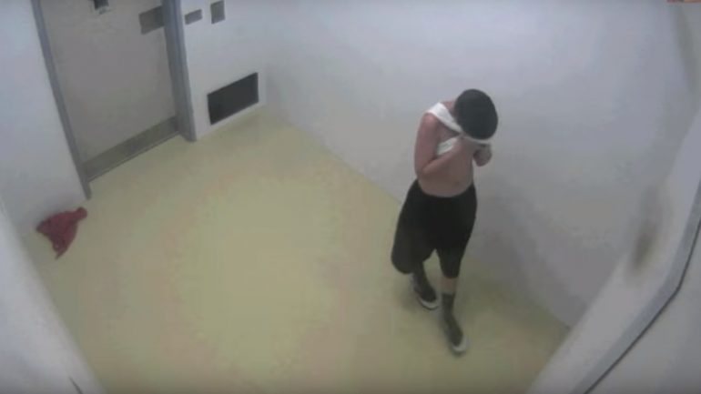 Os vídeos mostram um jovem a ser maltratado pelos guardas de um centro de correção para menores