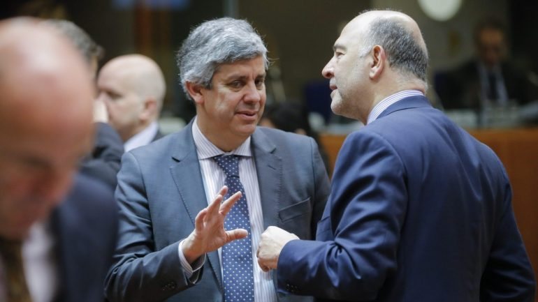 Mário Centeno, ministro das Finanças, e o comissário Pierre Moscovici foram trocando argumentos ao longo do processo de decisão dos comissários sobre as sanções a aplicar a Portugal