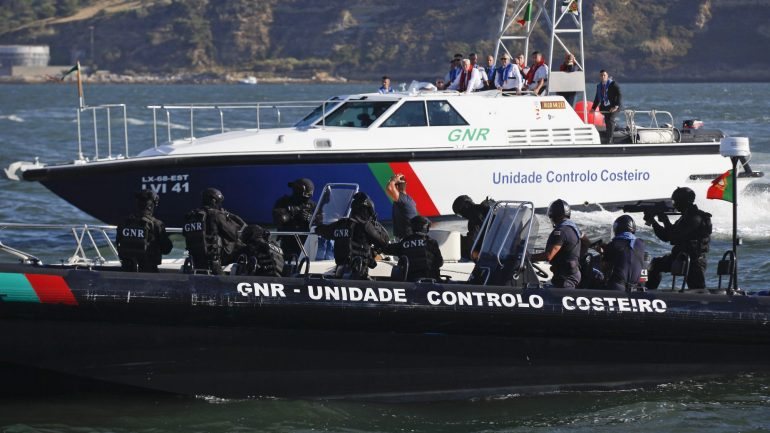 A Unidade de Controlo da GNR intercetou uma embarcação, onde se encontravam mais dois ou três ocupantes que conseguiram fugir