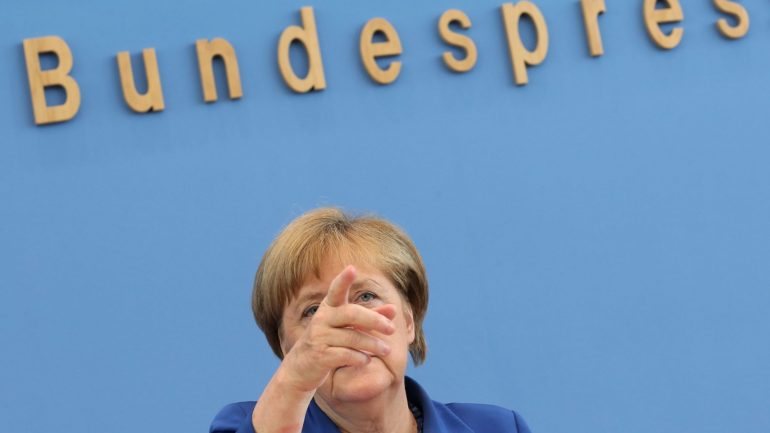 Angela Merkel interrompeu as suas férias de verão para falar à imprensa em Berlim
