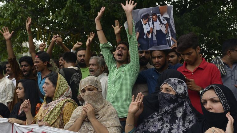 Familiares de um paquistanês condenado à morte na Indonésia manifestam-se