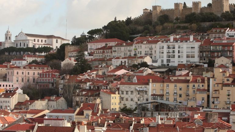 Especialmente em Lisboa e no Porto, a prática tem vindo a ser cada vez mais comum: grandes investidores compram prédios inteiros para os arrendar a turistas